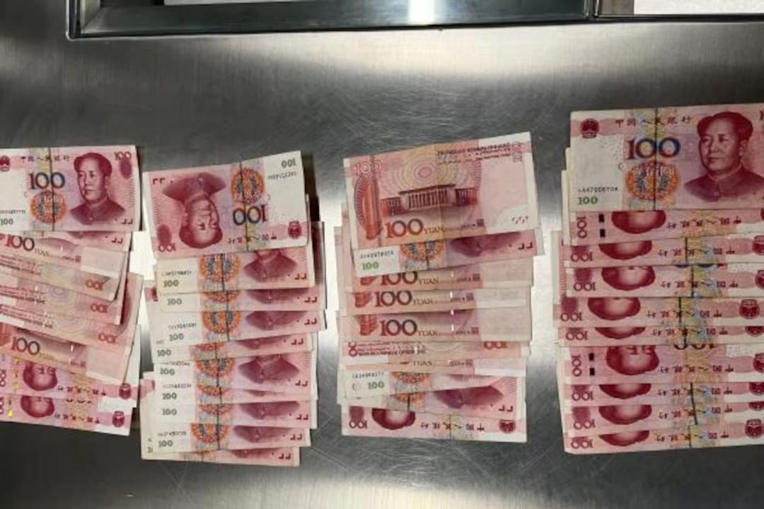 Några av de kontanter som beslagtagits från tre ”välsignelsebedragare” som nyligen dömdes till fängelse i Nya Zeeland. Foto: NZ Police