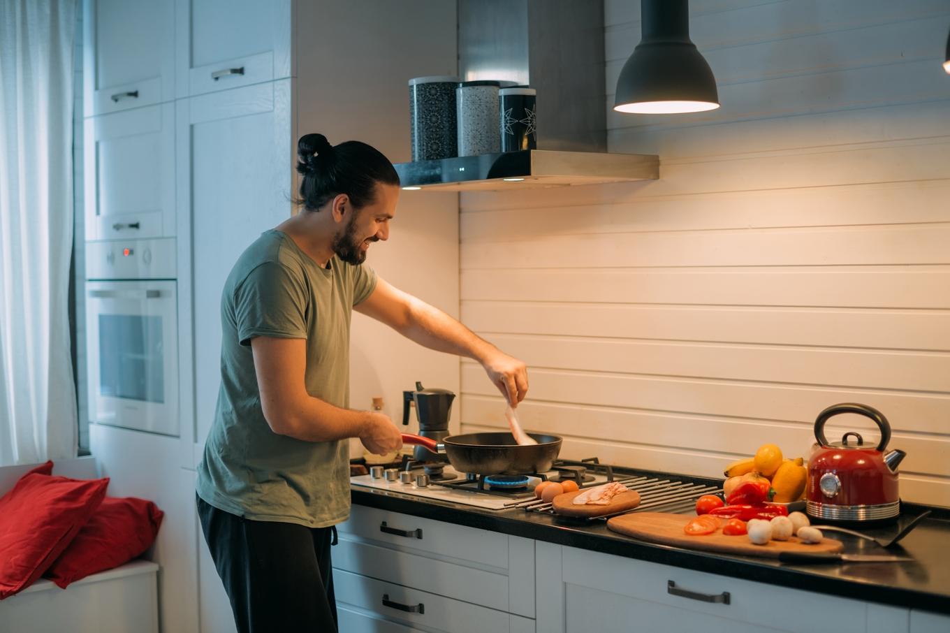 I dag ägnar vi 12–15 minuter dagligen åt att laga mat hemma, mot dryga två timmar för 50 år sedan. Foto: Grusho Anna/Shutterstock