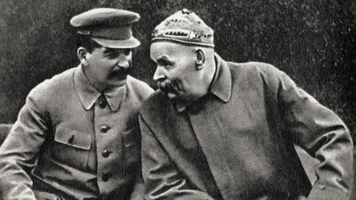 Stalin och Gorkij, året är 1931. Fem år senare begravs Gorkij och Stalin är en av dem som bär kistan. Foto: Public Domain