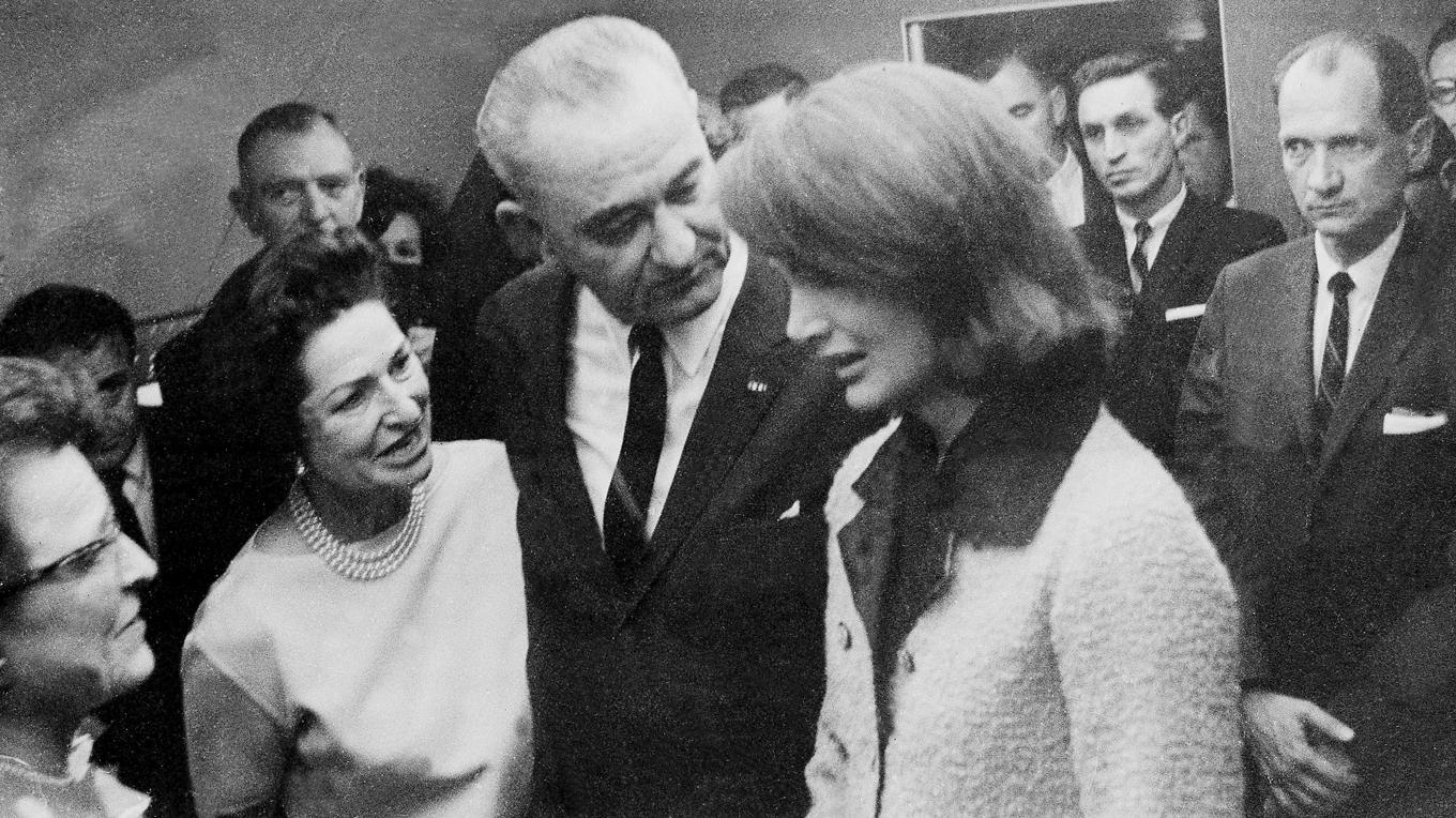 President Lyndon B. Johnson och hans hustru Lady Bird, till vänster, tröstar änkan Jacqueline Kennedy strax efter att Johnson har svurits in som president i kabinen på presidentplanet vid Love Field i Dallas, Texas, den 22 november 1963. Foto: AP/TT BILD