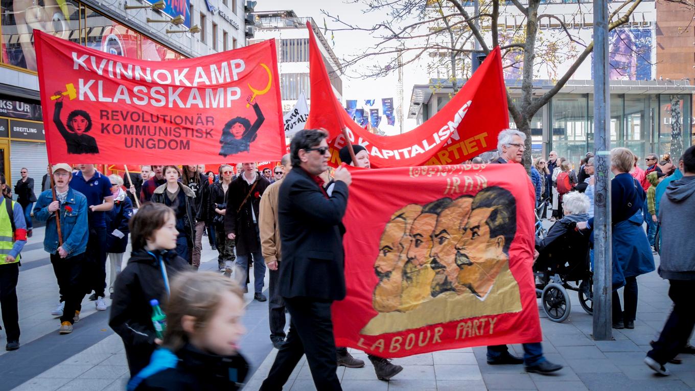 Demonstranter ur allsköns vänsterrörelser på Sergels torg i Stockholm. Krönikören har själv troget tjänat bokstavsvänstern en gång i tiden. Foto: Bilbo Lantto