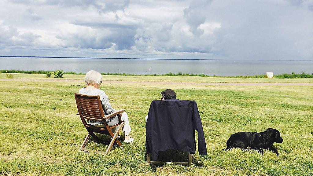 En bästa vän, en hund och ett hav. Det räcker långt. Foto: Privat