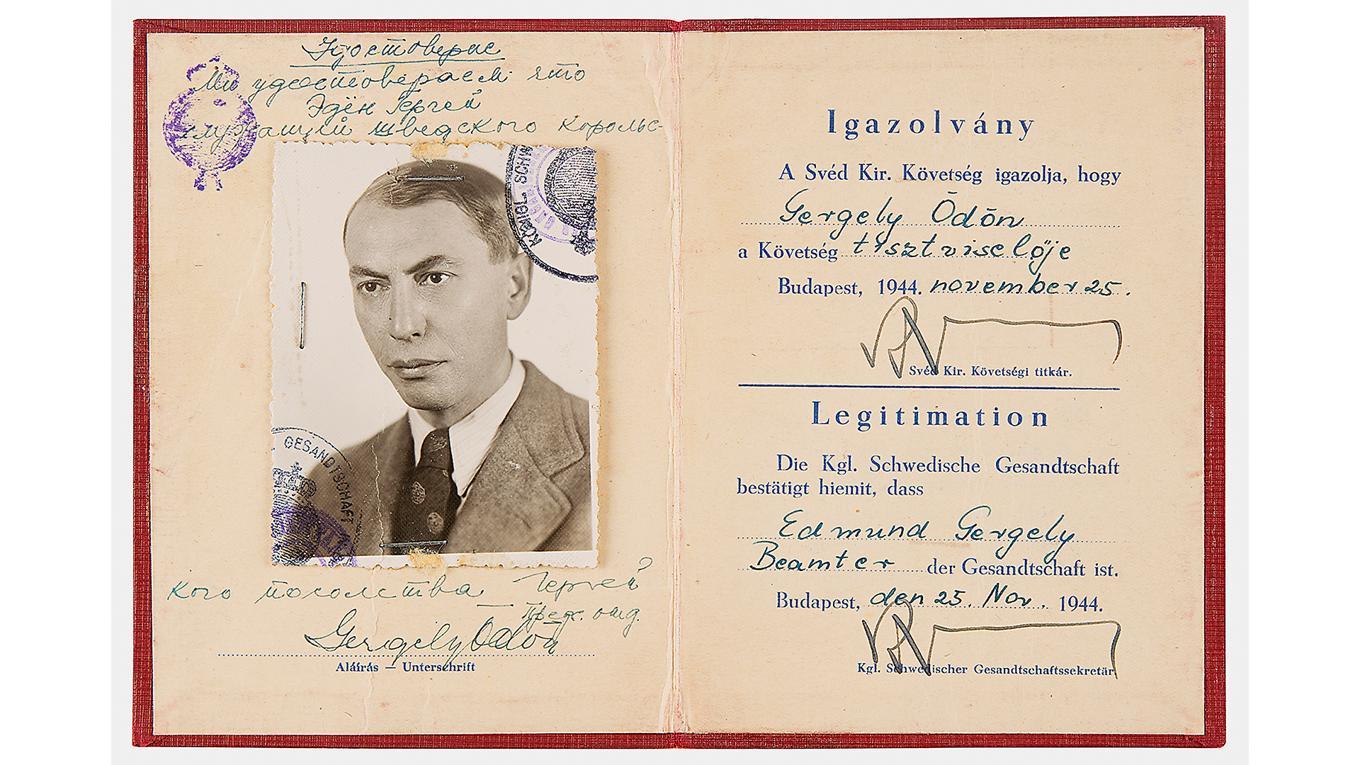 Dokumentet består av två sidor, tryckt på både ungerska och tyska, och mäter cirka 10 x 14 cm. Foto: RR Auction
