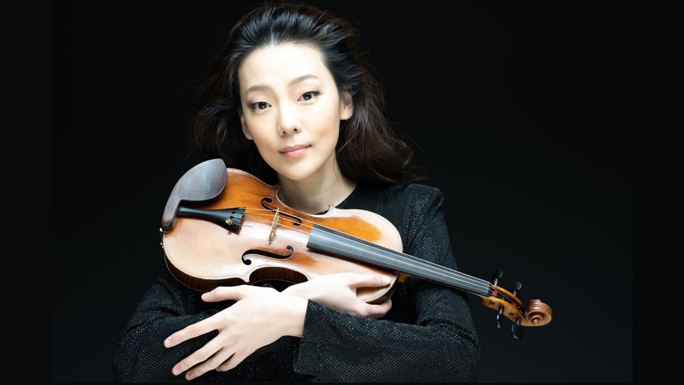 Stjärnviolinisten Clara-Jumi Kang gästar Konserthuset Stockholm under den nya säsongen. Hon växte upp i ett musikaliskt hem och inledde som fyraåring studier vid musikhögskolan i Mannheim. Foto: Marco Borggreve