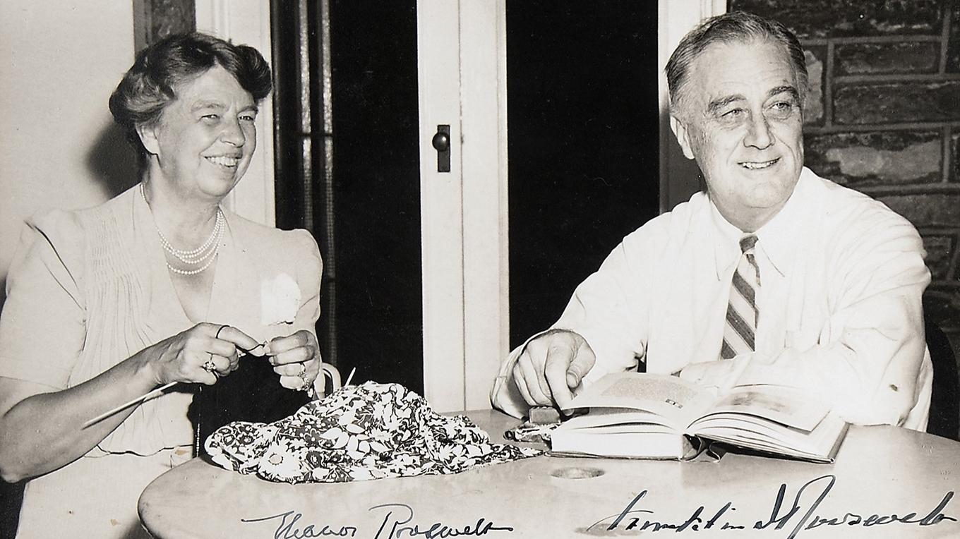 Det här fotografiet som säljs på auktion i nästa vecka hos RR Auction föreställer president Franklin D. Roosevelt och Eleanor Roosevelt och är taget den 4 juli 1941. Foto: RR AUCTION