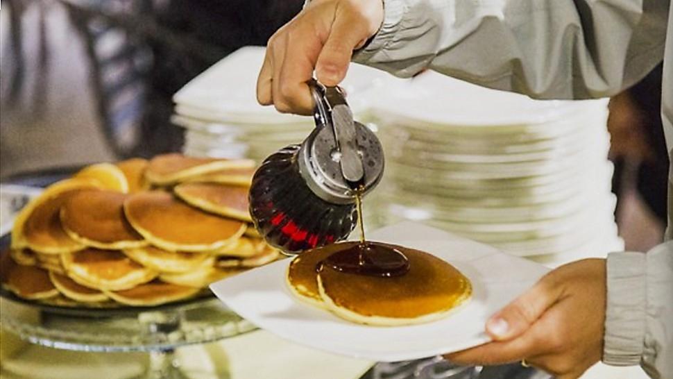 Bild från pannkaksserveringen på Vatikanens innergård. Flera företag saluför vip-besök i bland annat Sixtinska kapellet ihop med amerikansk frukost på Vatikanens innergård. Foto: Viator