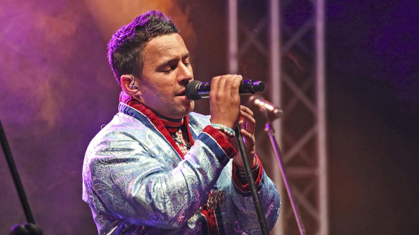 Jon Henrik Fjällgren och musiker bjöd på en livsbejakande och magisk konsert, där jojken berörde med mångfacetterat uttryck.
Foto: Maria Andersson