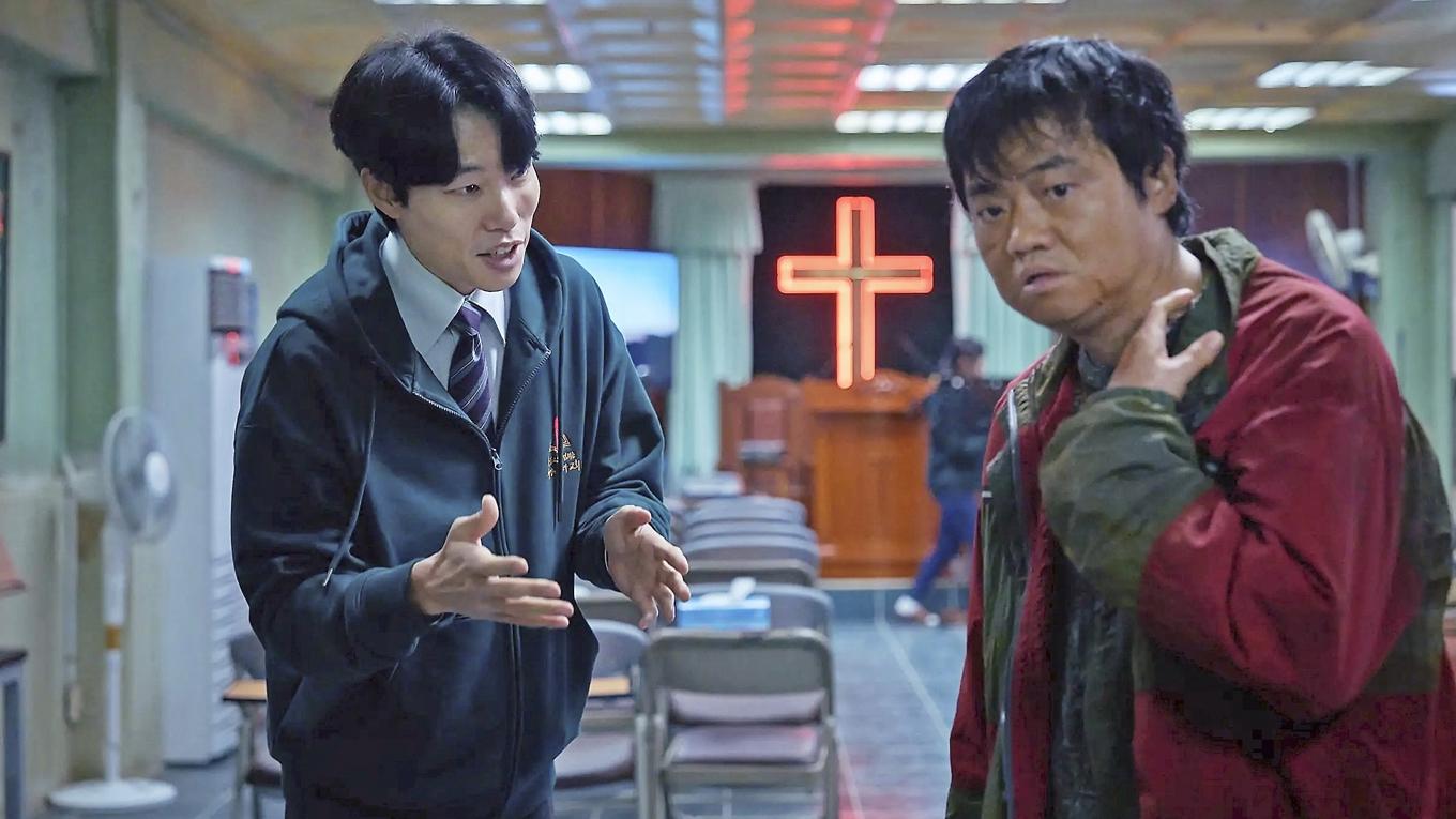 Pastorns och förbrytarens första möte. Finns det en mening med allt som sker? Det är en fråga som ”Revelations” aktualiserar. Foto: Netflix