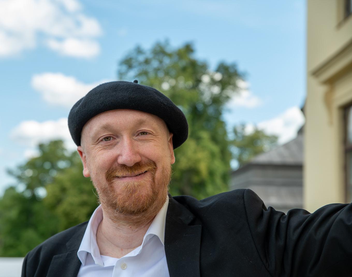 På professorns cv: M.Sc. i teoretisk fysik, doktor modellering biologiska system, två Iron Man, dansar så ofta han kan, ger pianokonserter och gör yoga varje dag. Foto: Privat