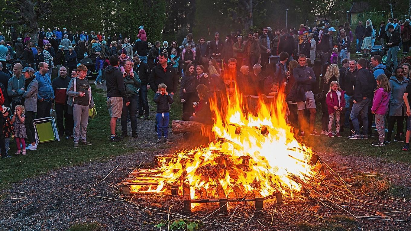 Möjligen bör vi därför betrakta tändandet av valborgseldar som en föraning om att man snart skulle börja tända häxbål i Europa, skriver kåsören. Foto: Shutterstock