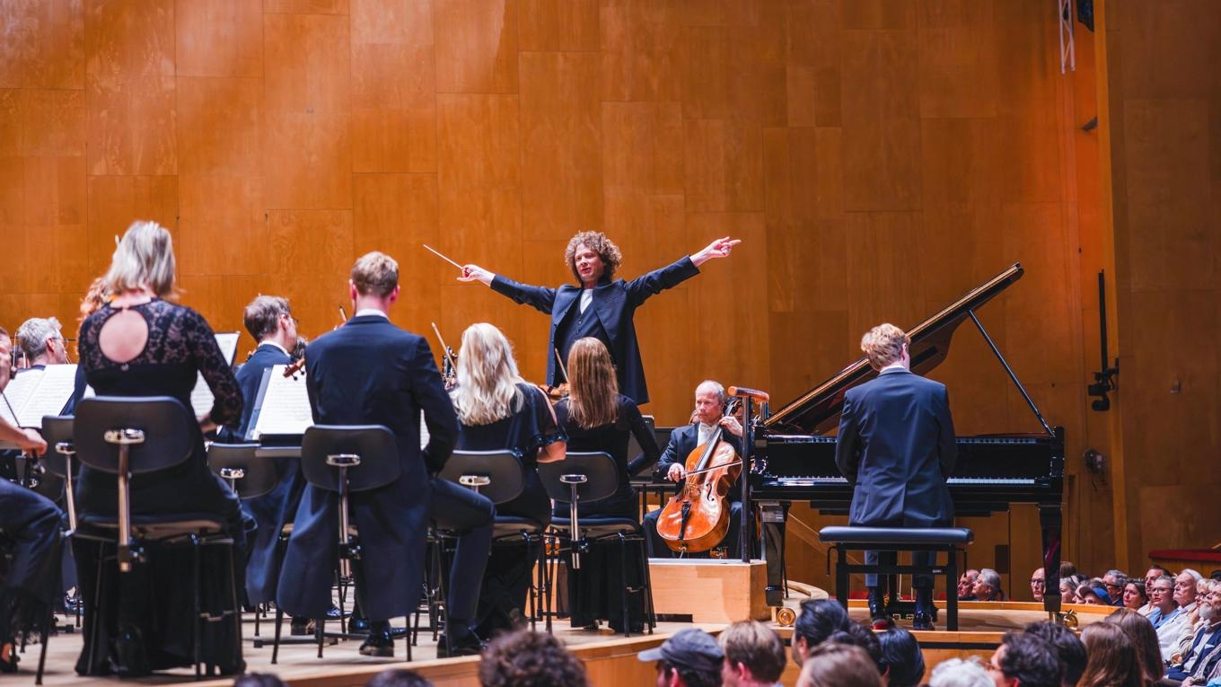 Solist, dirigent och orkester vid ett framträdande i Göteborgs Konserthus den 14 maj. Foto: Thom Estifanos