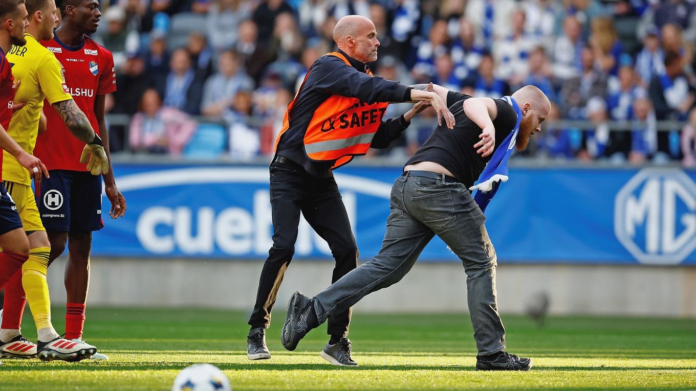Planstormaren dömdes till tre års tillträdesförbud men frågan kvarstår om man vid liknande händelser i framtiden ska bryta matchen eller inte? Foto: Thomas Johansson/TT