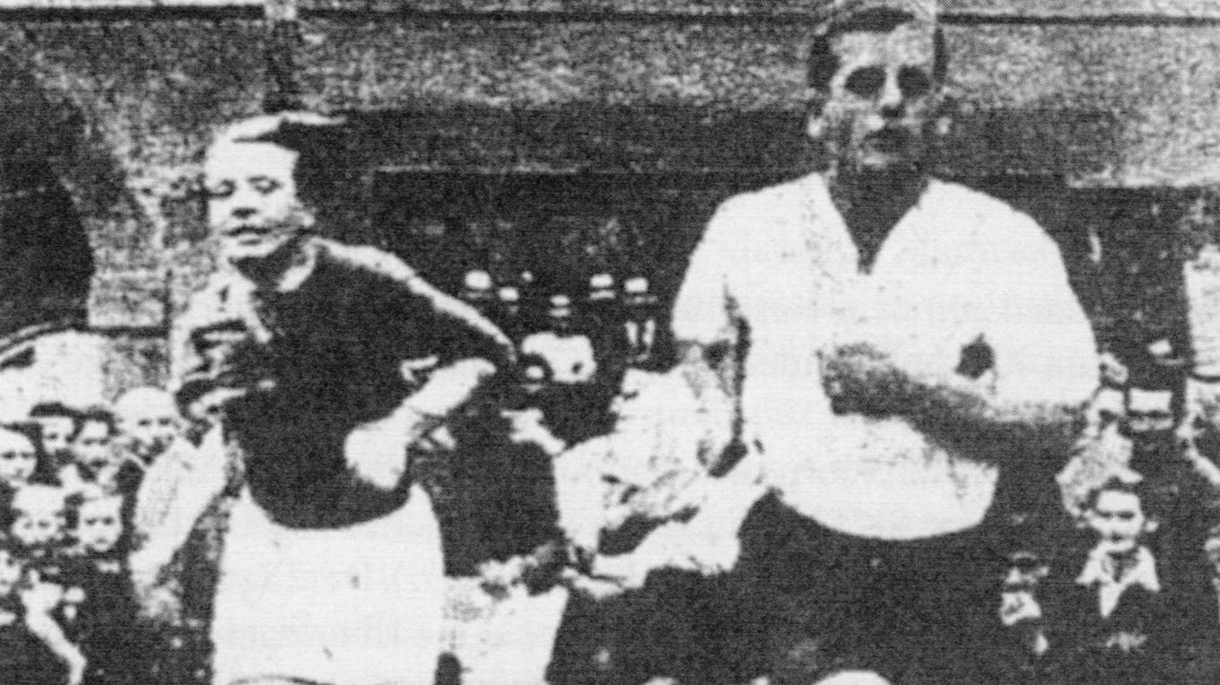 SK Sparta och Jugendfürsorge intar planen inför Supercupfinalen i Theresienstadt den 1 september 1944. Bild ur filmen ”Theresienstadt. Ein Dokumentarfilm aus dem jüdischen Siedlungsgebiet.” Foto: Public Domain