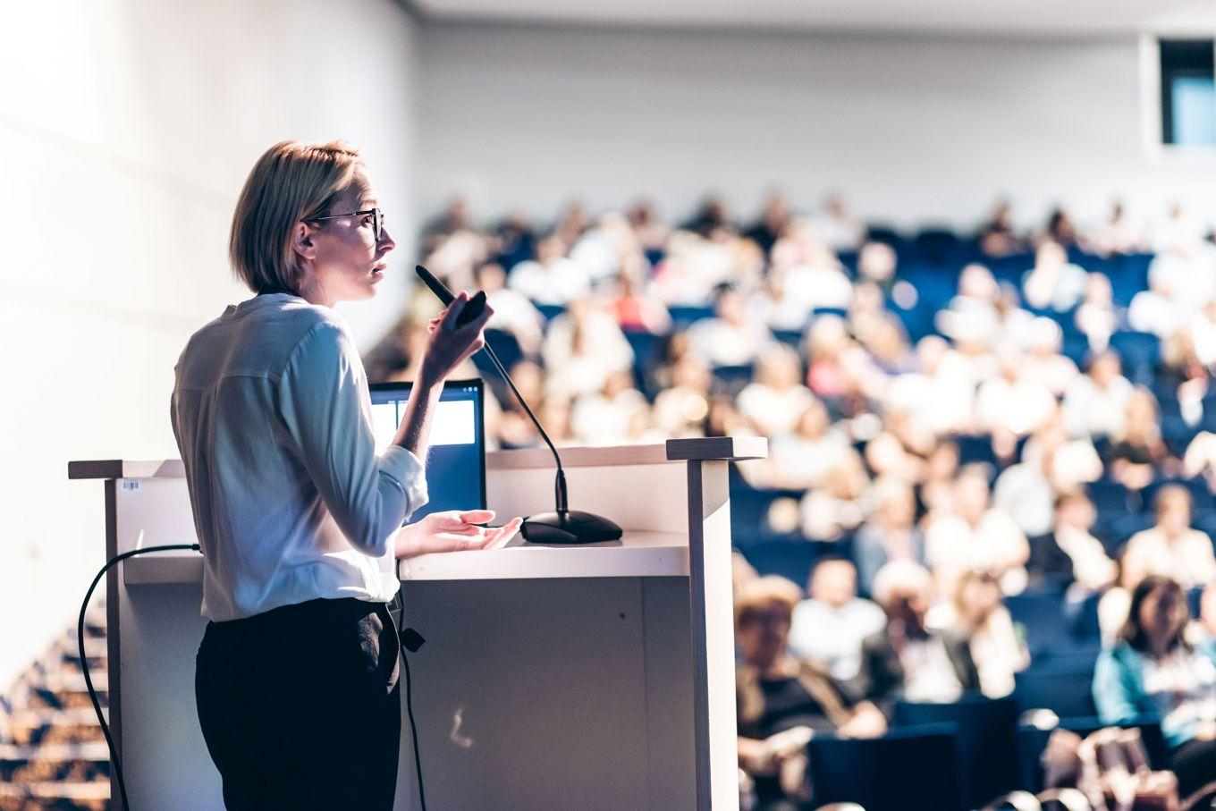 Vid en föreläsning behövs kreativitet, både före och under! Foto: Matej Kastelic/Shutterstock