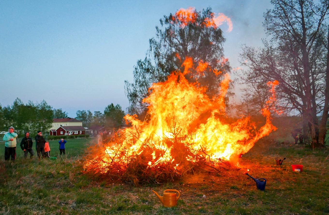 Att tända en påskbrasa hör traditionen till. Men vet ni varför? Foto: Mats Schagerström