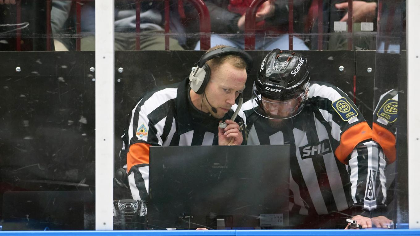 Coaches challenge ger tränarna möjligheten att ifrågasätta ett domarbeslut genom videogranskning, men kan rendera i två minuters utvisning om det visar sig att det var rätt dömt. Foto: Anders Bjurö/TT