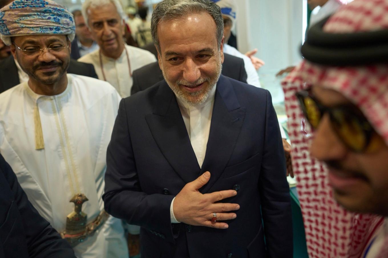 Irans utrikesminister Abbas Araghchi i mitten. Foto: Fatima Shbair/AP/TT