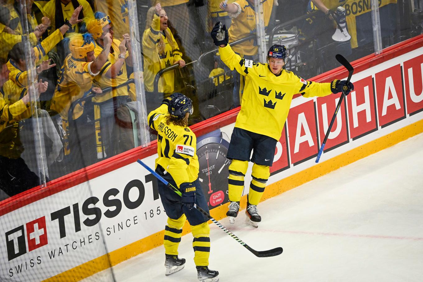 Svenskt kvartsfinaljubel. Lucas Raymond och William Karlsson (71) firar framför de svenska supportrarna. Foto: Fredrik Sandberg/TT
