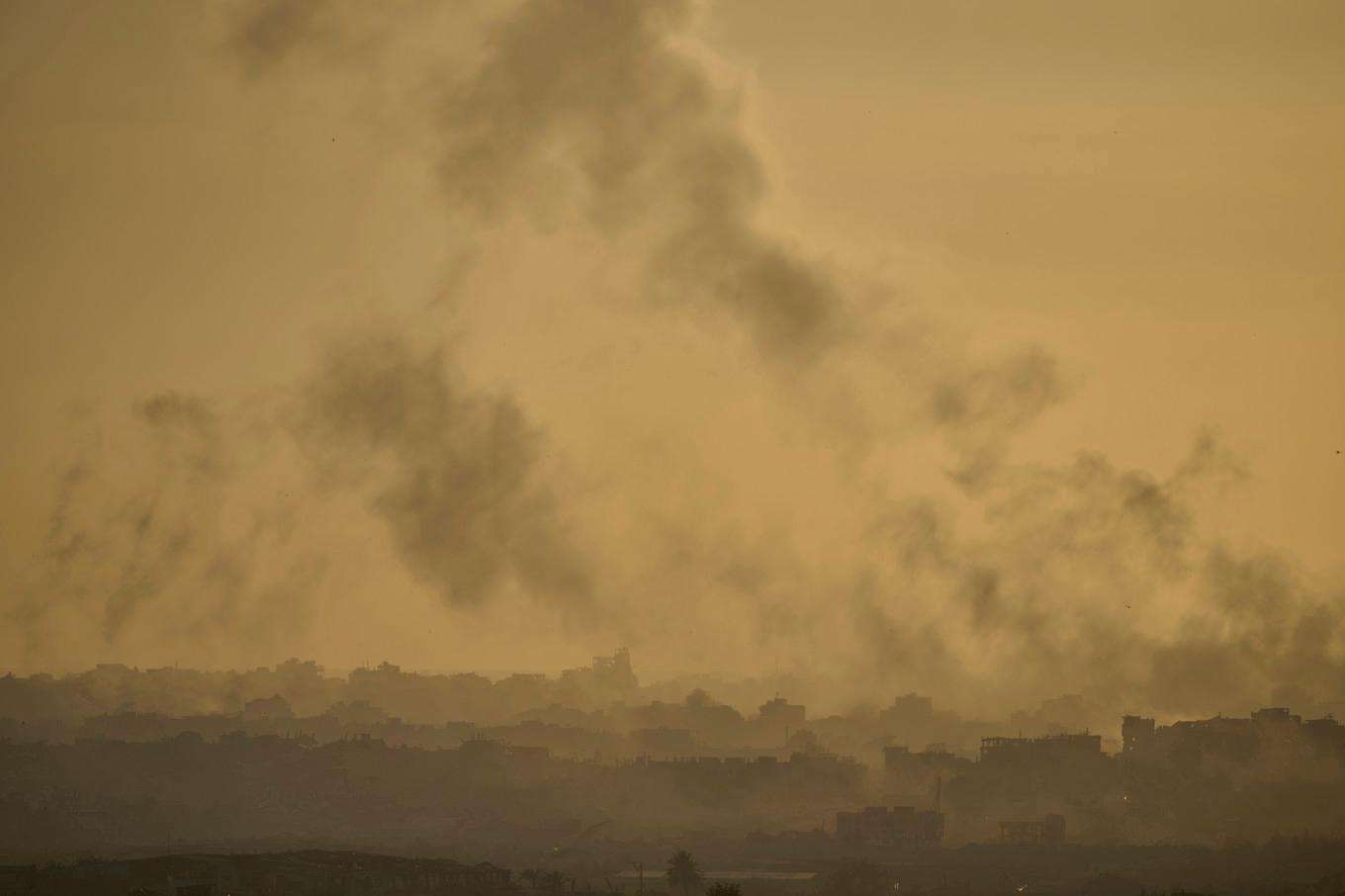 Södra Gaza i onsdags, efter en israelisk attack. Foto: Ohad Zwigenberg/AP/TT