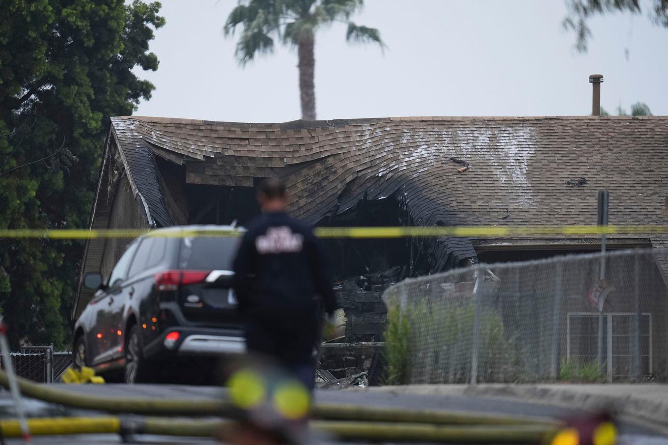 Amerikanska myndigheter vid området i San Diego där ett mindre flygplan kraschade tidigt på torsdagsmorgonen. Foto: Gregory Bull/AP/TT