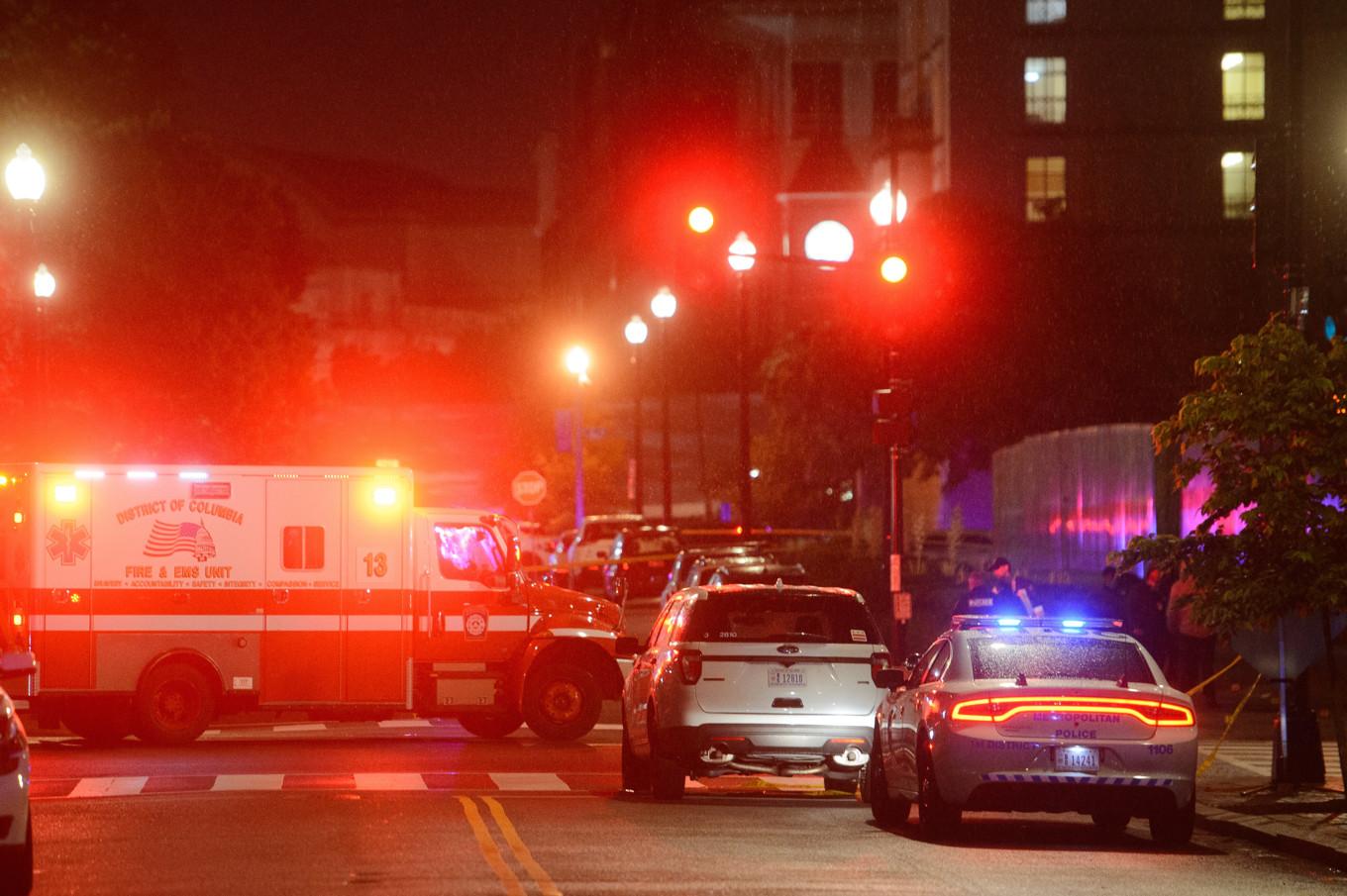 Stort polispådrag utanför Israels ambassad i Washington DC i samband med nattens dödsskjutning. Foto: Rod Lamkey/AP/TT
