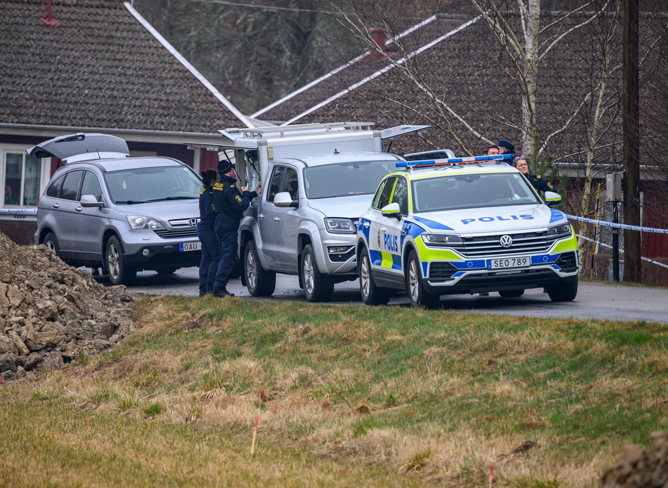 Polis med drönare och kriminaltekniker på plats innanför avspärrningarna i ett samhälle utanför Karlshamn den 25 mars. Arkivbild. Foto: Johan Nilsson/TT