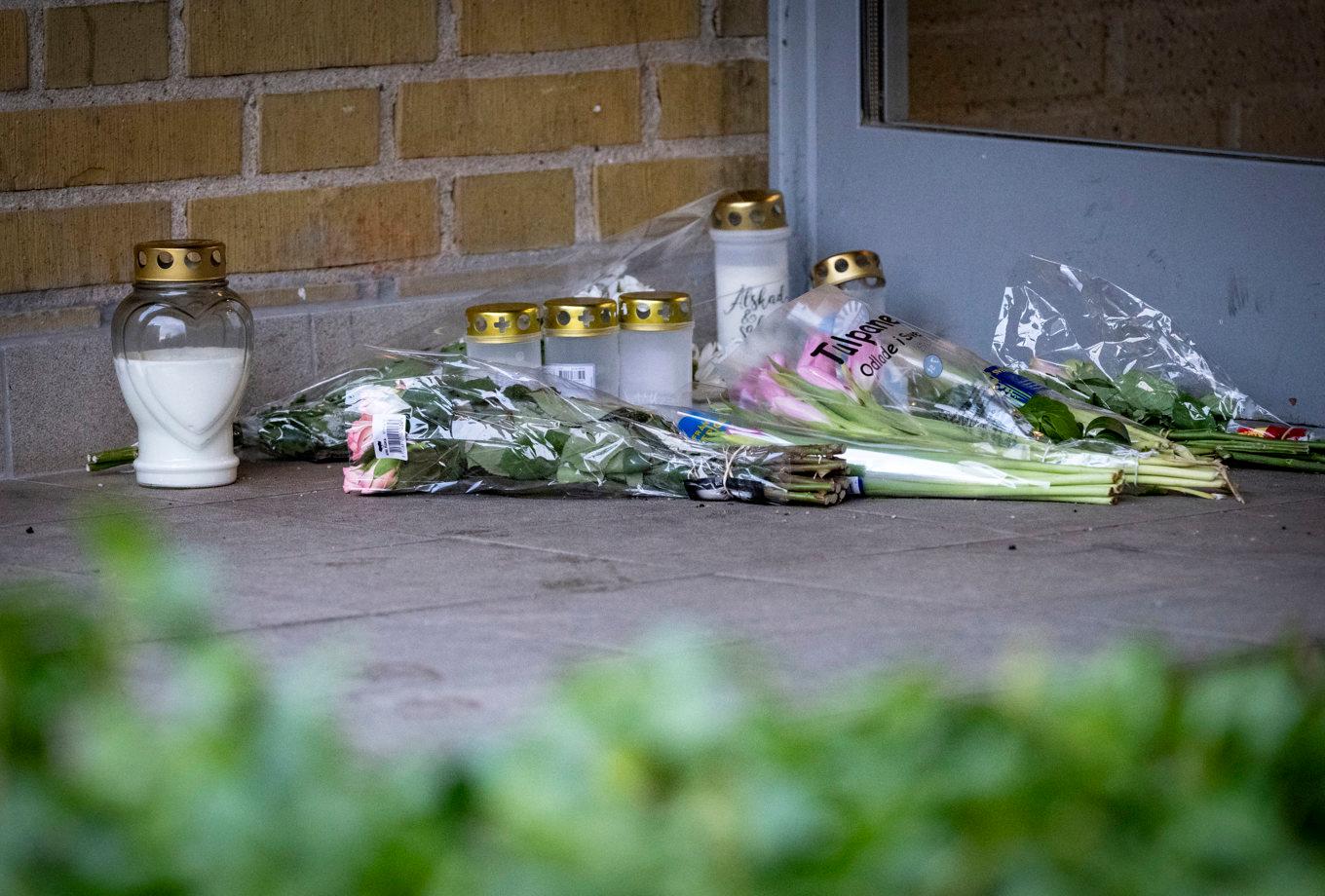 Blommor och ljus vid trapphuset i Rosengård i Malmö där två tonårspojkar skottskadades på nyårsafton. Den ene dog och den andre blev mycket allvarligt skadad. Foto: Johan Nilsson/TT