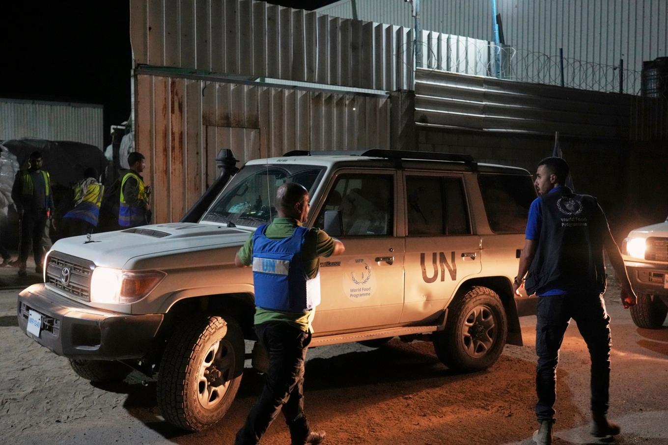 FN-fordon eskorterar lastbilar med nödhjälp i centrala Gazaremsan på onsdagen. Foto: Abdel Kareem Hana/AP/TT