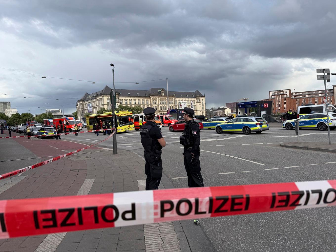 Flera personer har skadats i en knivattack på Hamburgs centralstation. Foto: Steven Hutchings/DPA/AP/TT