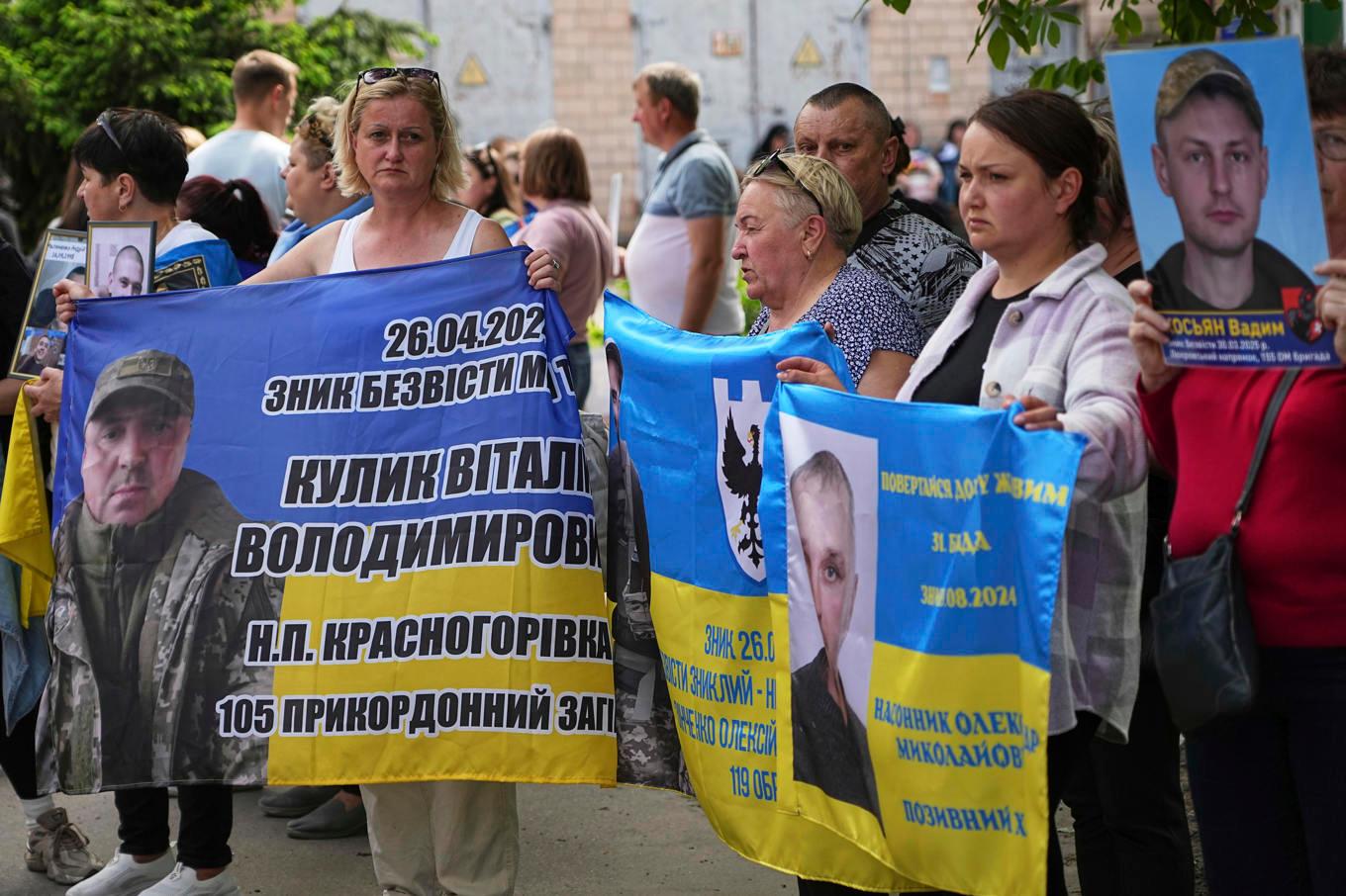 Anhöriga väntar på ukrainska krigsfångar under fredagen. Foto: Efrem Lukatsky/AP/TT