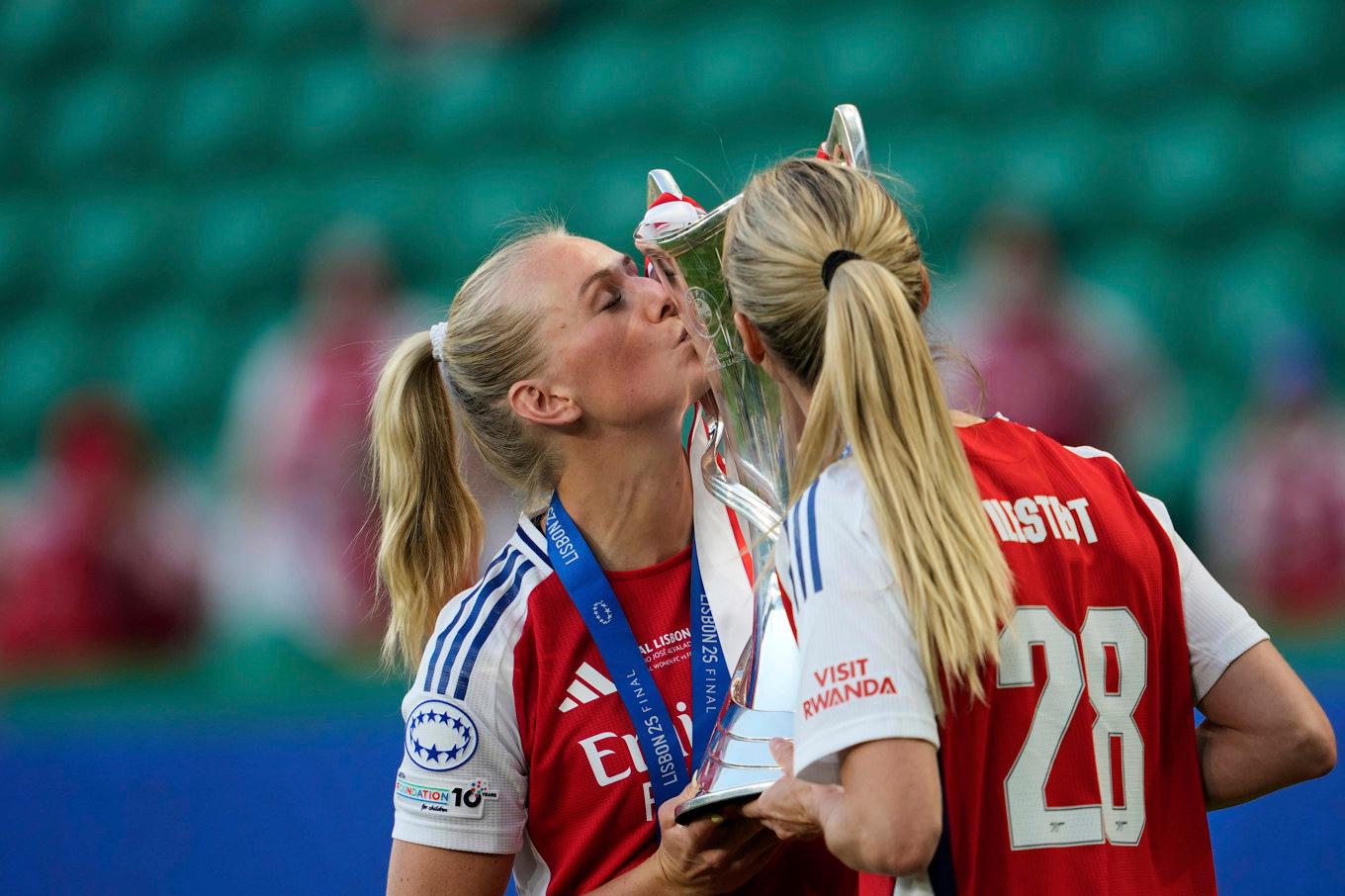 Två av Arsenals svenskor, matchhjälten Stina Blackstenius och mittbacken Amanda Ilestedt, firar Champions League-titeln. Foto: Armando Franca/AP/TT