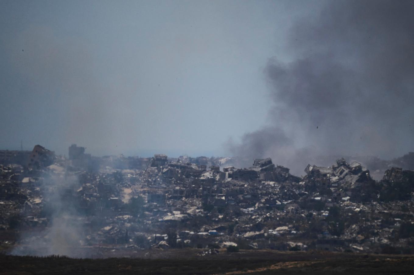 Rök stiger efter attacker i Gaza, på bild från i fredags. Foto: Leo Correa/AP/TT