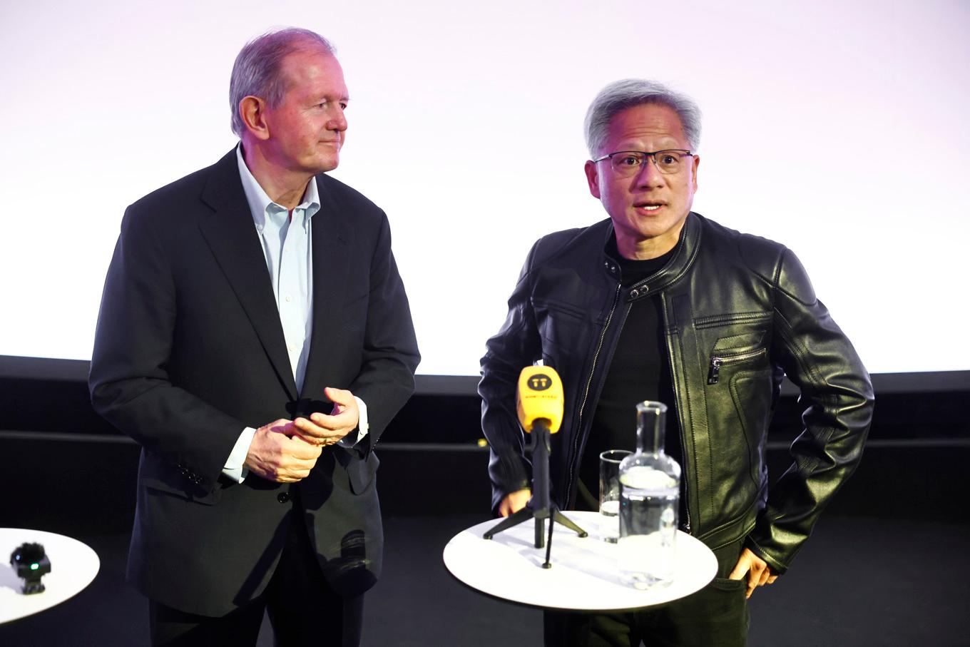 Marcus Wallenberg tillsammans med Nvidias medgrundare och vd Jensen Huang vid en pressträff Linköpings universitet/Campus Norrköping. Foto: Stefan Jerrevång/TT