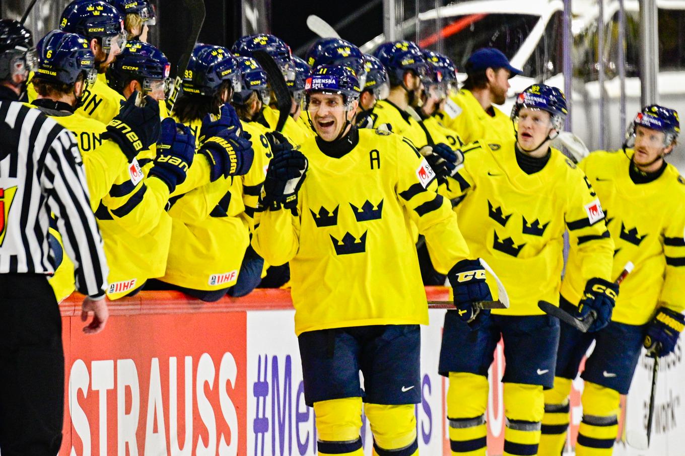 Mikael Backlund firar sitt 2–0-mål i VM-bronsmatchen mot Danmark. Foto: Magnus Lejhall/TT