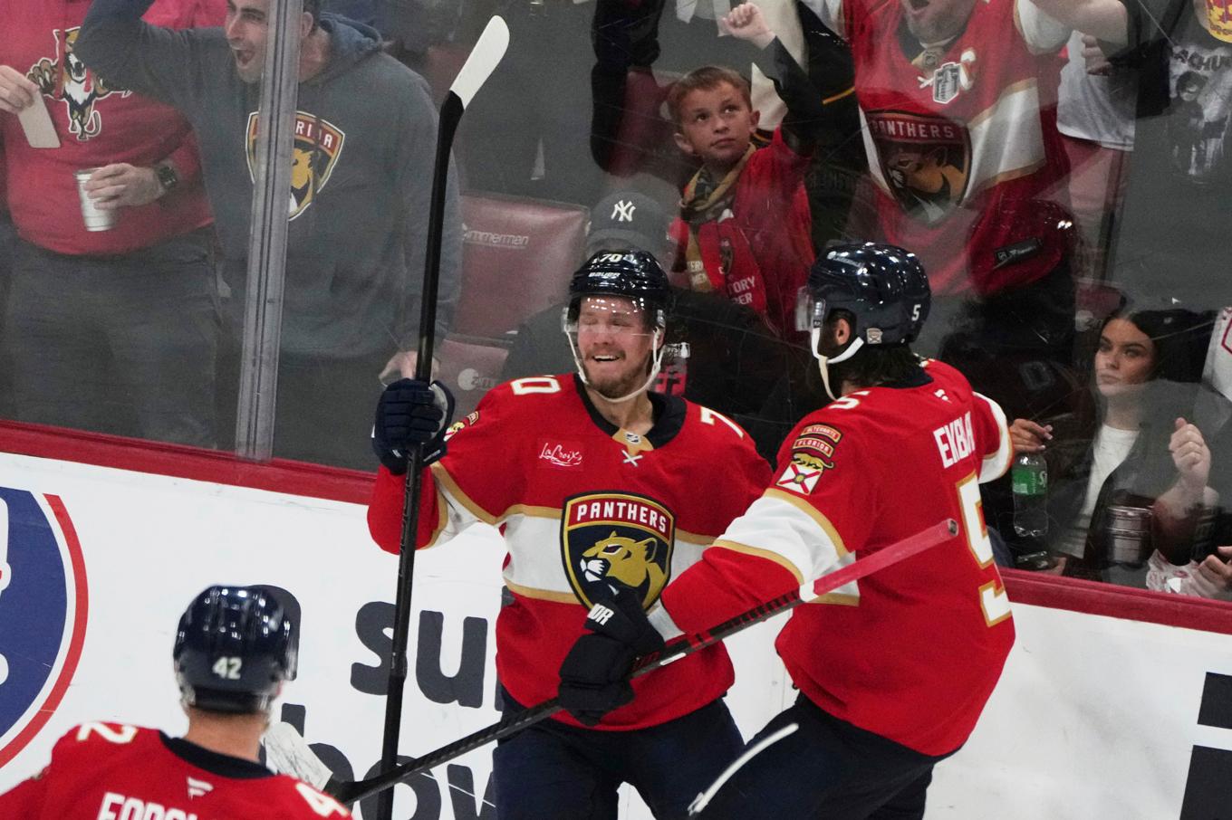 Jesper Boqvist, till vänster, firar efter sitt mål i tredje semifinalen mot Carolina. Foto: Lynne Sladky/AP/TT