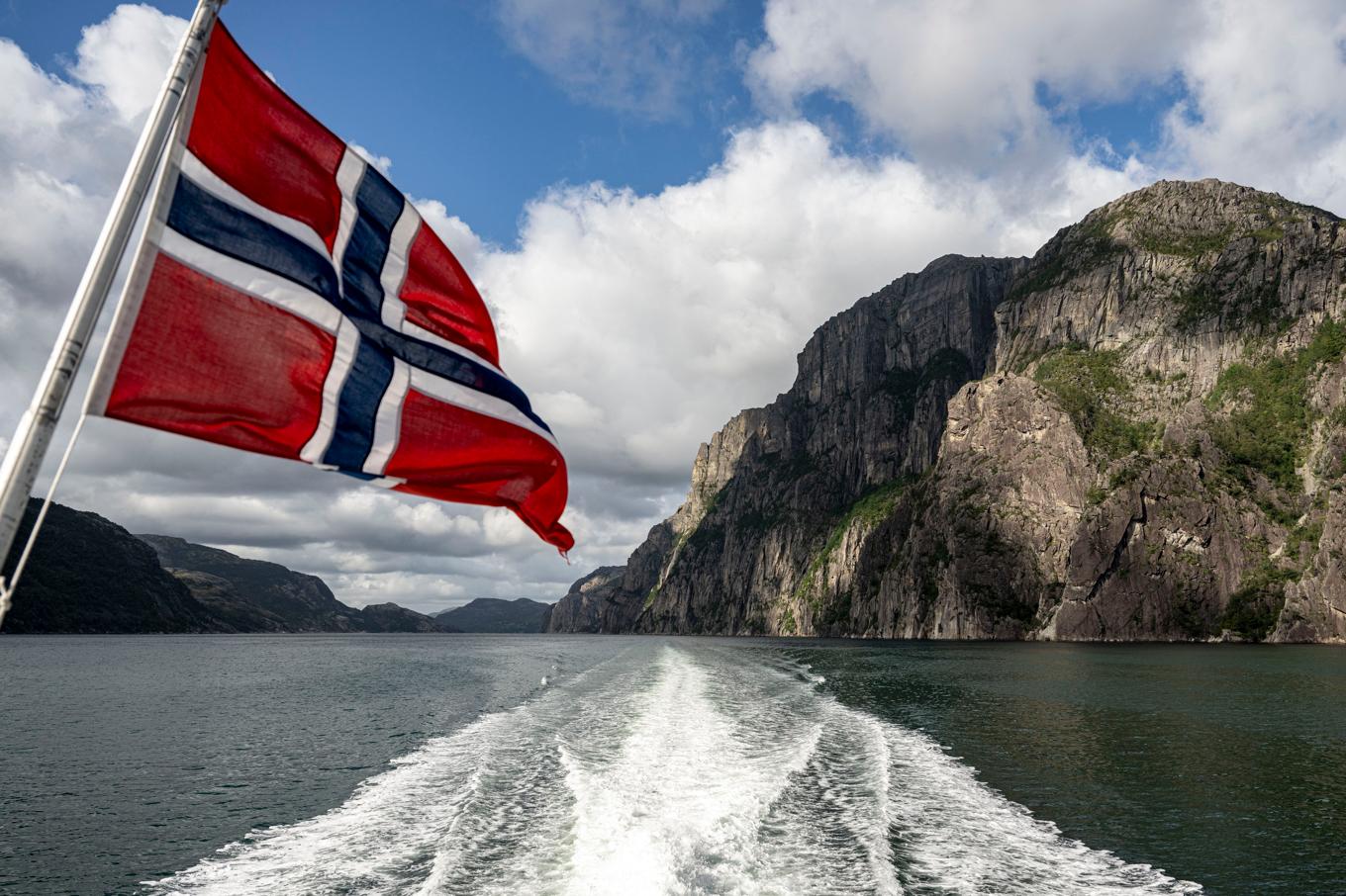 En man i 40-årsåldern har omkommit i en olycka när han basehoppade från berget Kjerag vid norska Lysefjorden. Arkivbild. Foto: Carina Johansen/NTB/TT