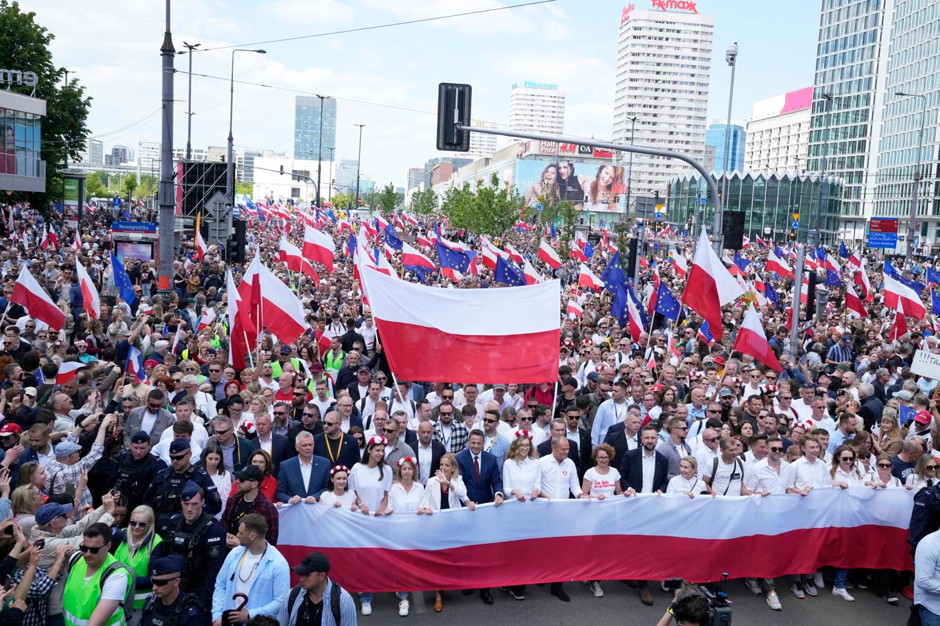 Presidentkandidaten Rafal Trzaskowski leder en marsch i Warszawa inför nästa helgs avgörande presidentval. Foto: Czarek Sokolowski/AP/TT