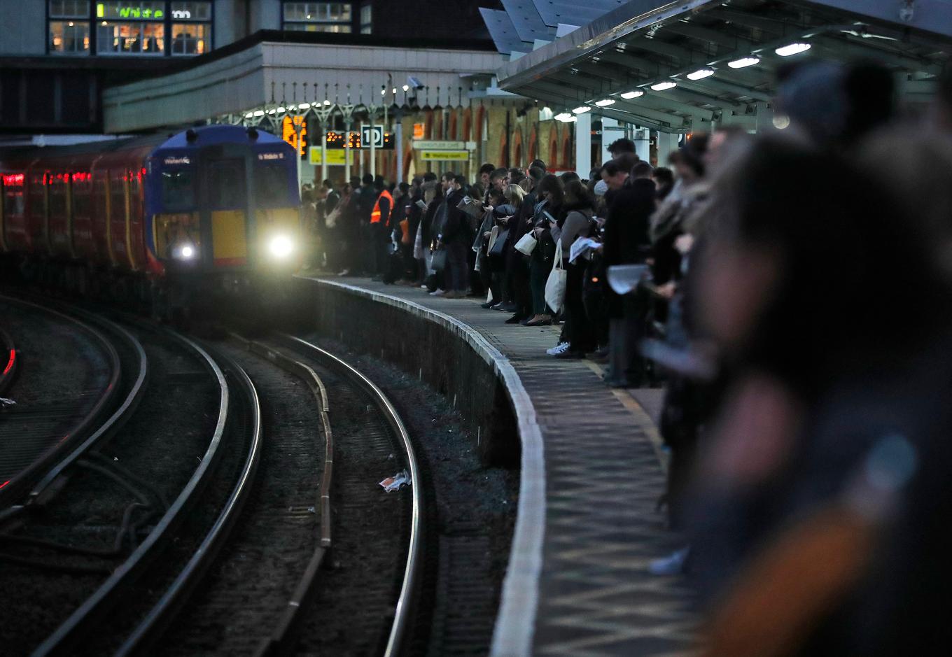 Ett pendeltåg från South Western kommer in på Clapham Junction-stationen i London. Arkivbild. Foto: Frank Augstein/AP/TT