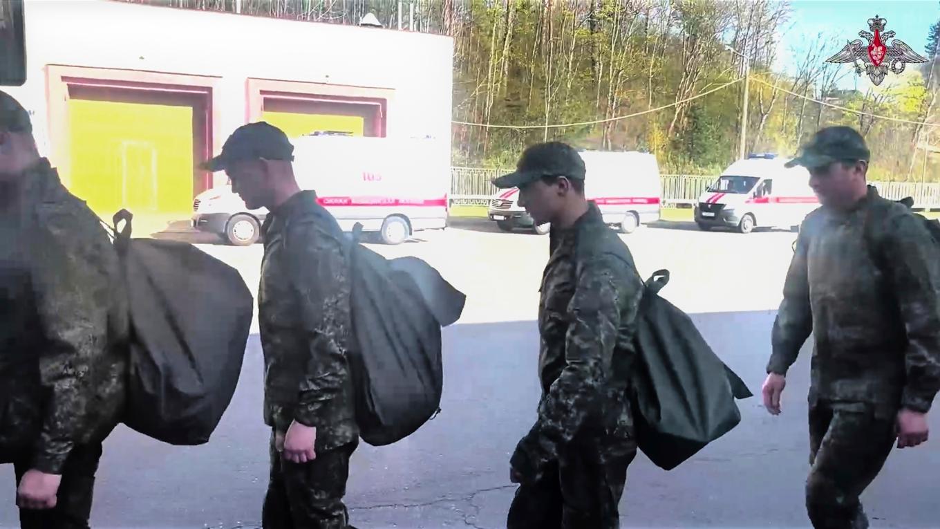 Fångutväxlingar sker regelbundet över krigsgränsen. Bilden på dessa släppta ryska soldater är tagen den 20 april i år. Foto: Ryska försvarsdepartementet via AP/TT