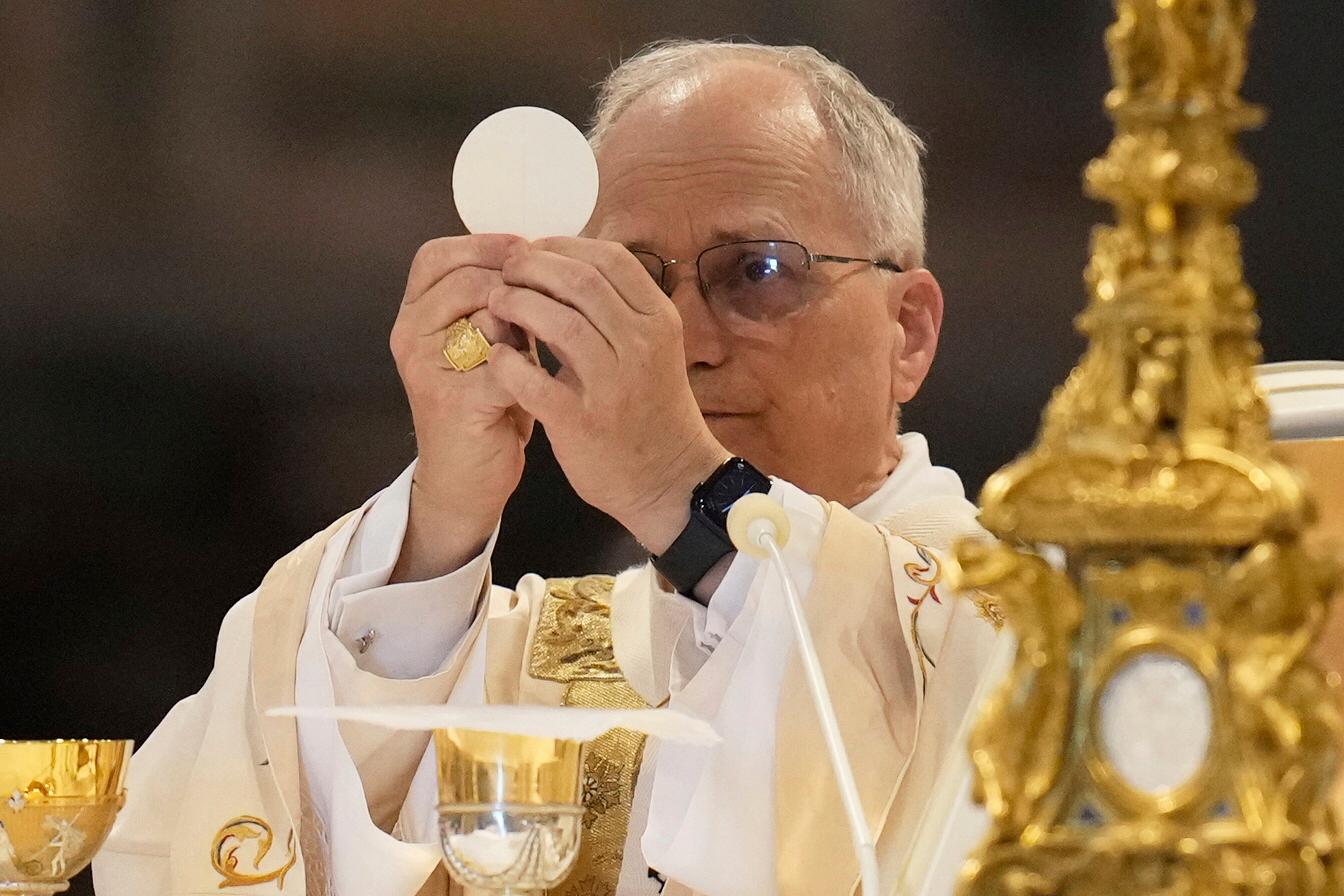 Påve Leo XIV håller i söndagens högmässa i Lateranbasilikan i Rom. Foto: Gregorio Borgia/AP/TT