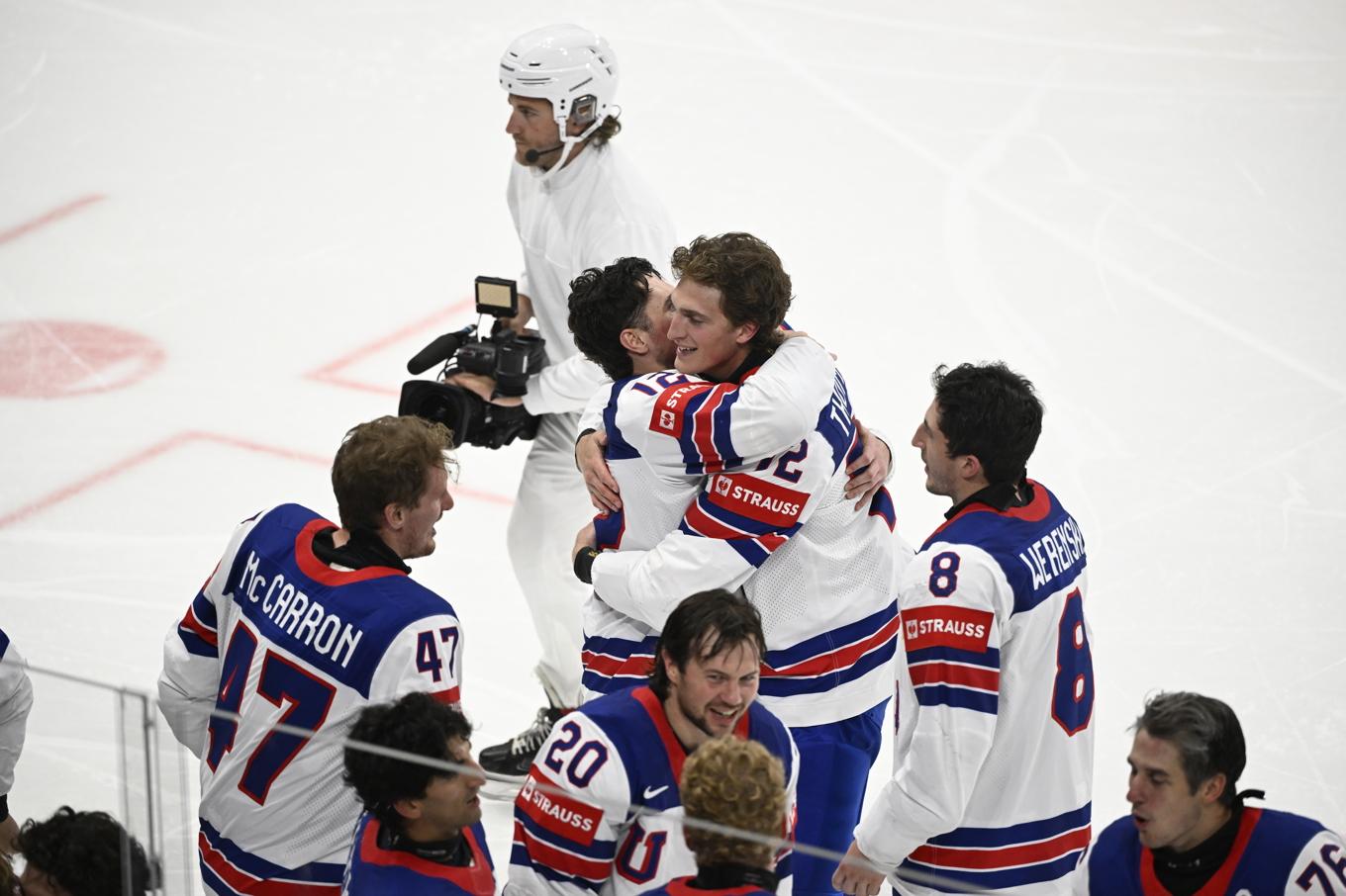 USA:s Tage Thompson (72), i mitten, firar med lagkamrater efter guldmålet i Globen. Foto: Pontus Lundahl/TT