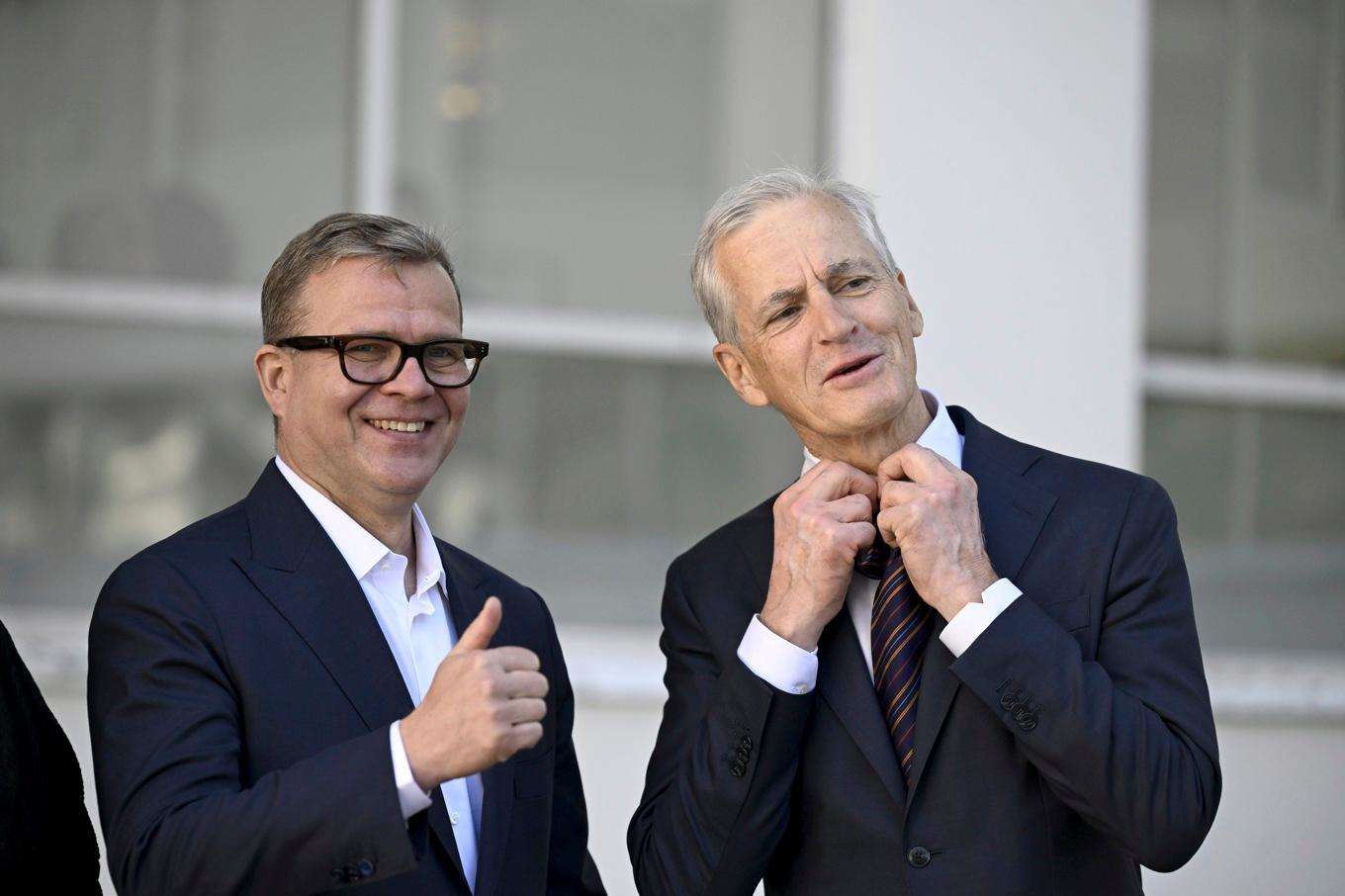Finlands statsminister Petteri Orpo och Norges dito Jonas Gahr Støre, som tog av sig slipsen för att matcha mötets ena värd, Orpo. Foto: Roni Rekomaa//Lehtikuva via AP/TT