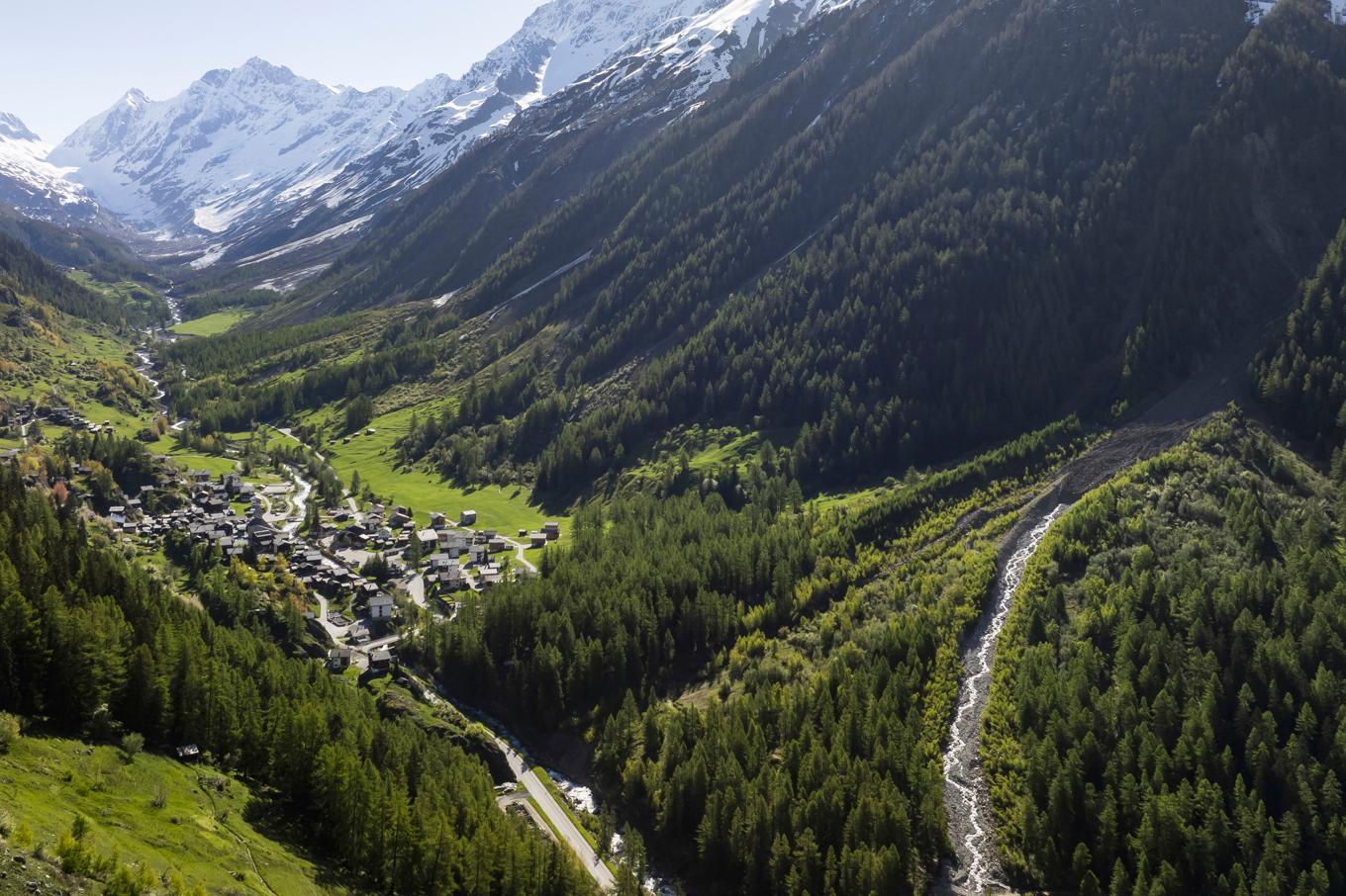 Byn Blatten i Lötschental, fotograferad tidigare i maj. Foto: Cyril Zingaro/AP/TT
