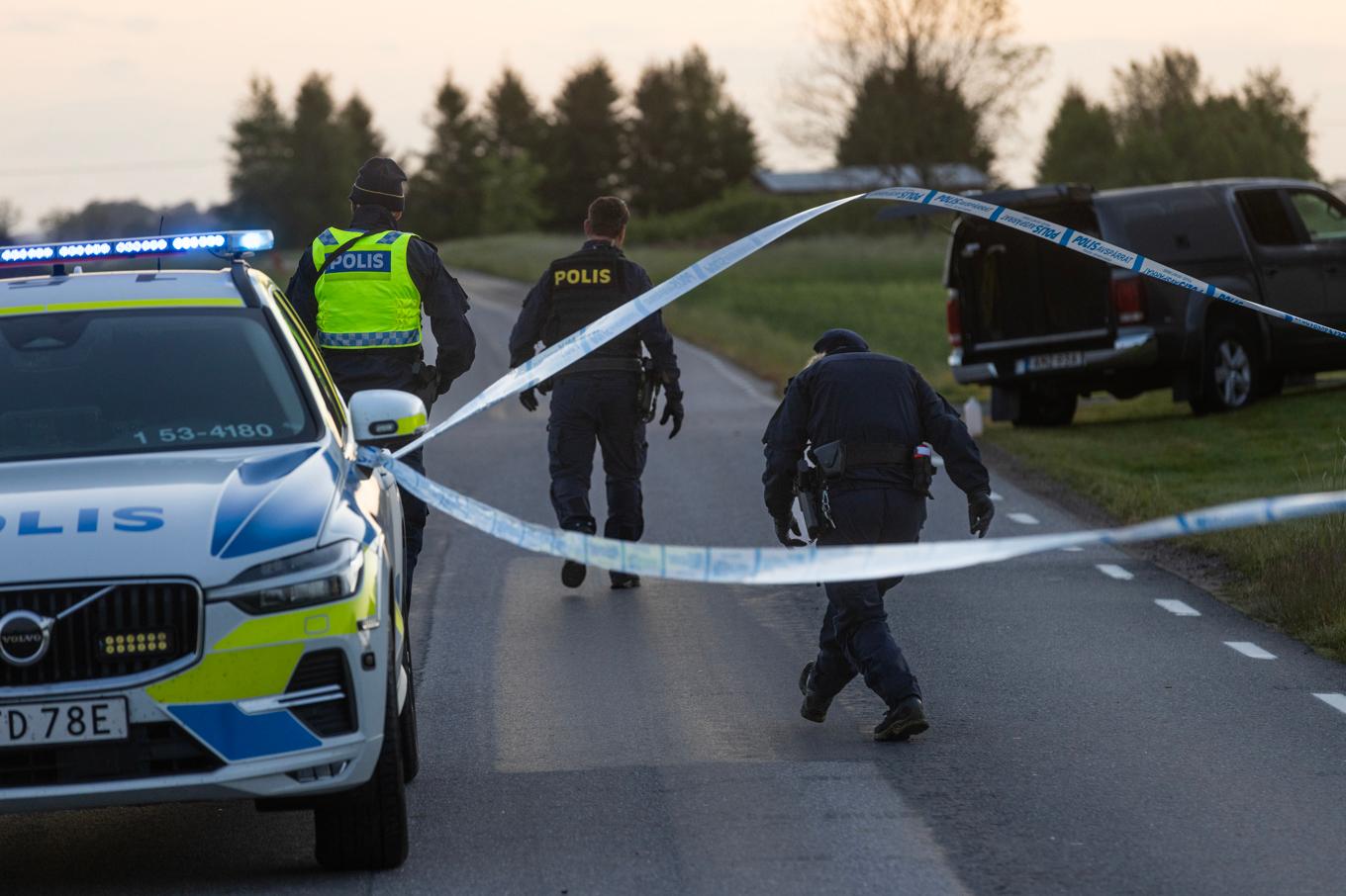 Polisen har spärrat av den misstänkta brottsplatsen utanför Grästorp. Foto: Joachim Nywall/TT