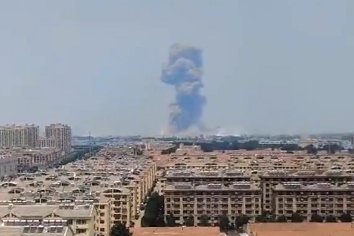 Ett rökmoln stiger efter explosionen. Foto: Anonymous via AP/TT