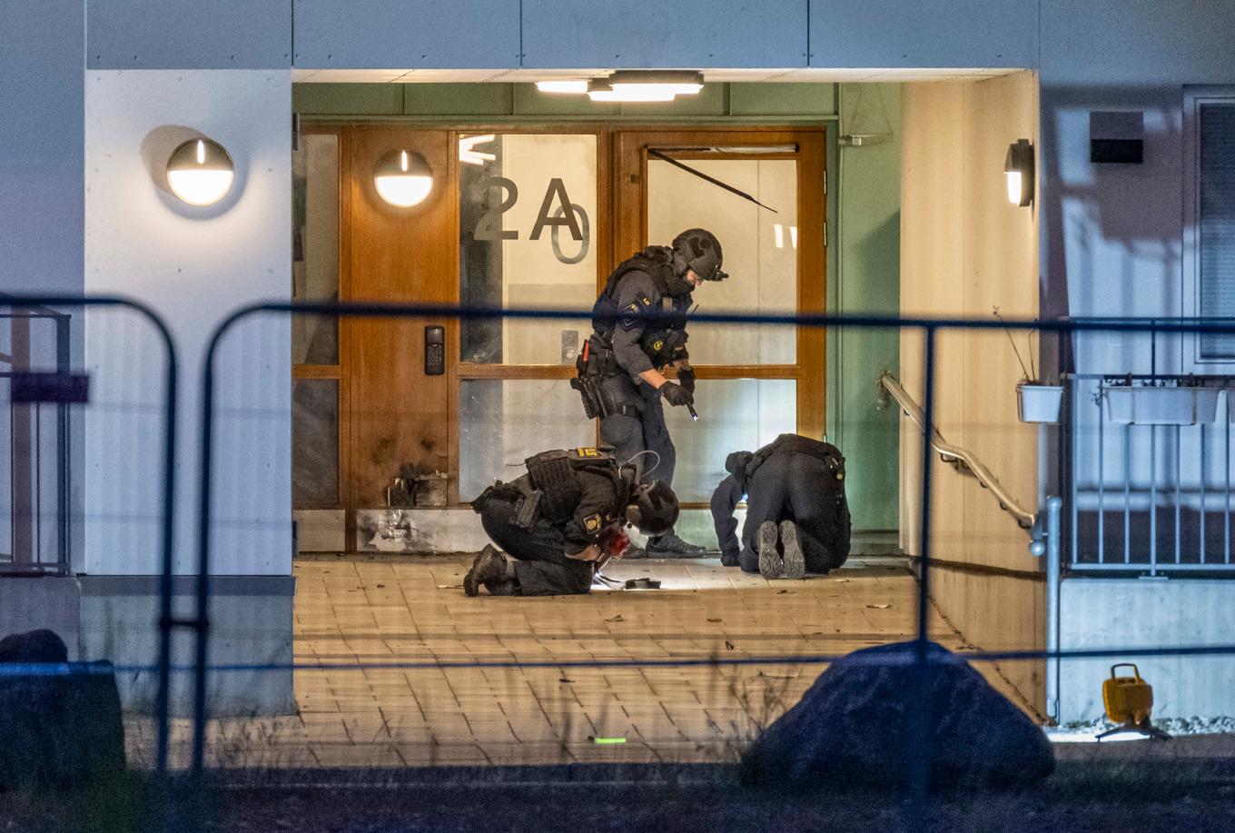 Polisens bombtekniker arbetade på platsen under natten. Foto: Johan Nilsson/TT