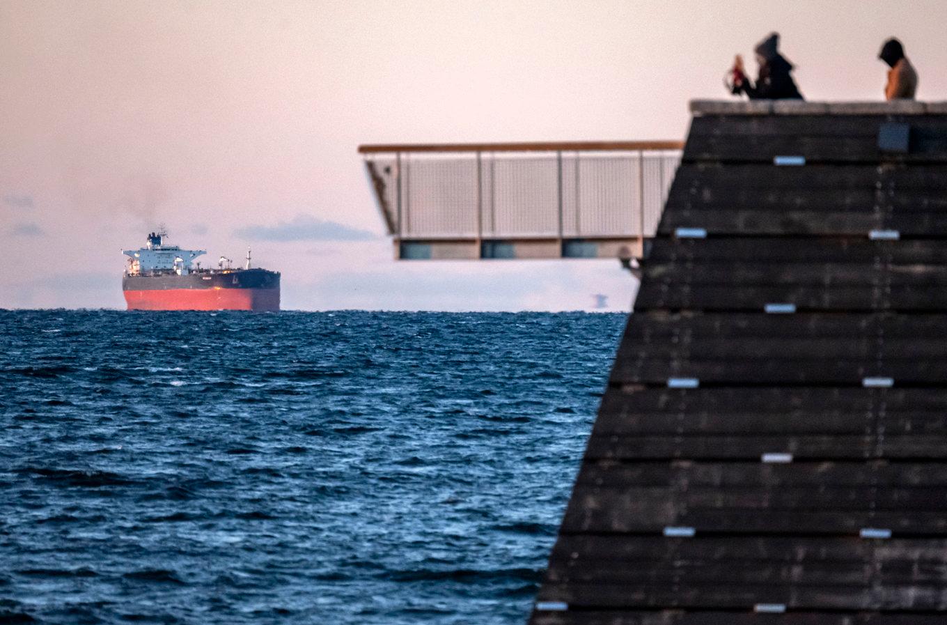 Tankfartyget Ozanno, som seglar under komorisk flagg, har fraktat massvis av rysk råolja världen över. Här passerar det Öresund på väg till Ust-Luga utanför S:t Petersburg tidigare i år. Foto: Johan Nilsson / TT