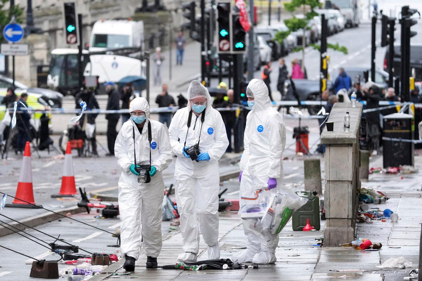 Utredare på platsen för måndagens bilpåkörning i Liverpool. Foto: Jon Super/AP/TT