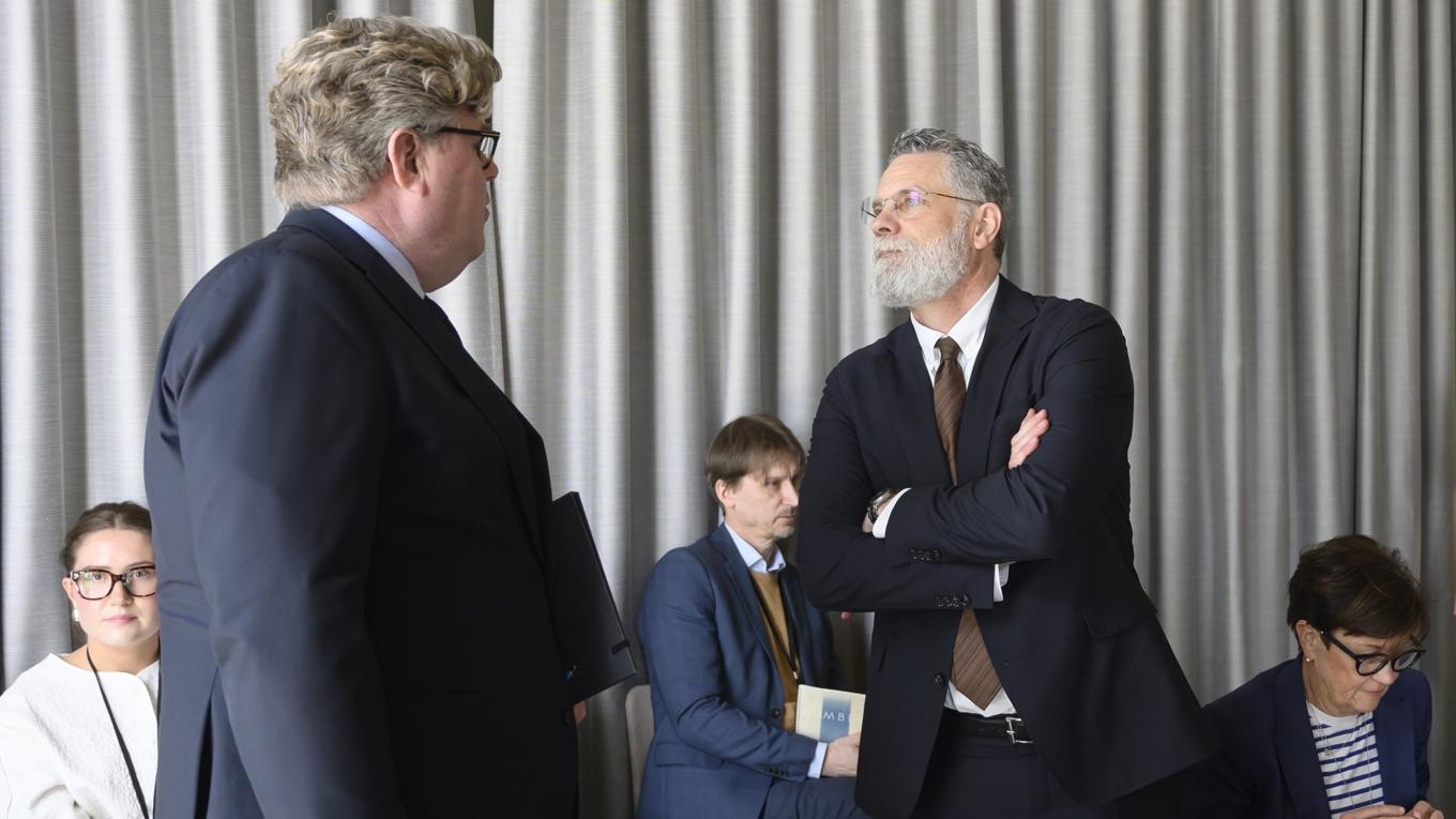 Justitieminister Gunnar Strömmer pratar med John Ahlberk, generaldirektör för IVO, vid dagens möte om åtgärder mot välfärdsbrotten. Foto: Henrik Montgomery/TT