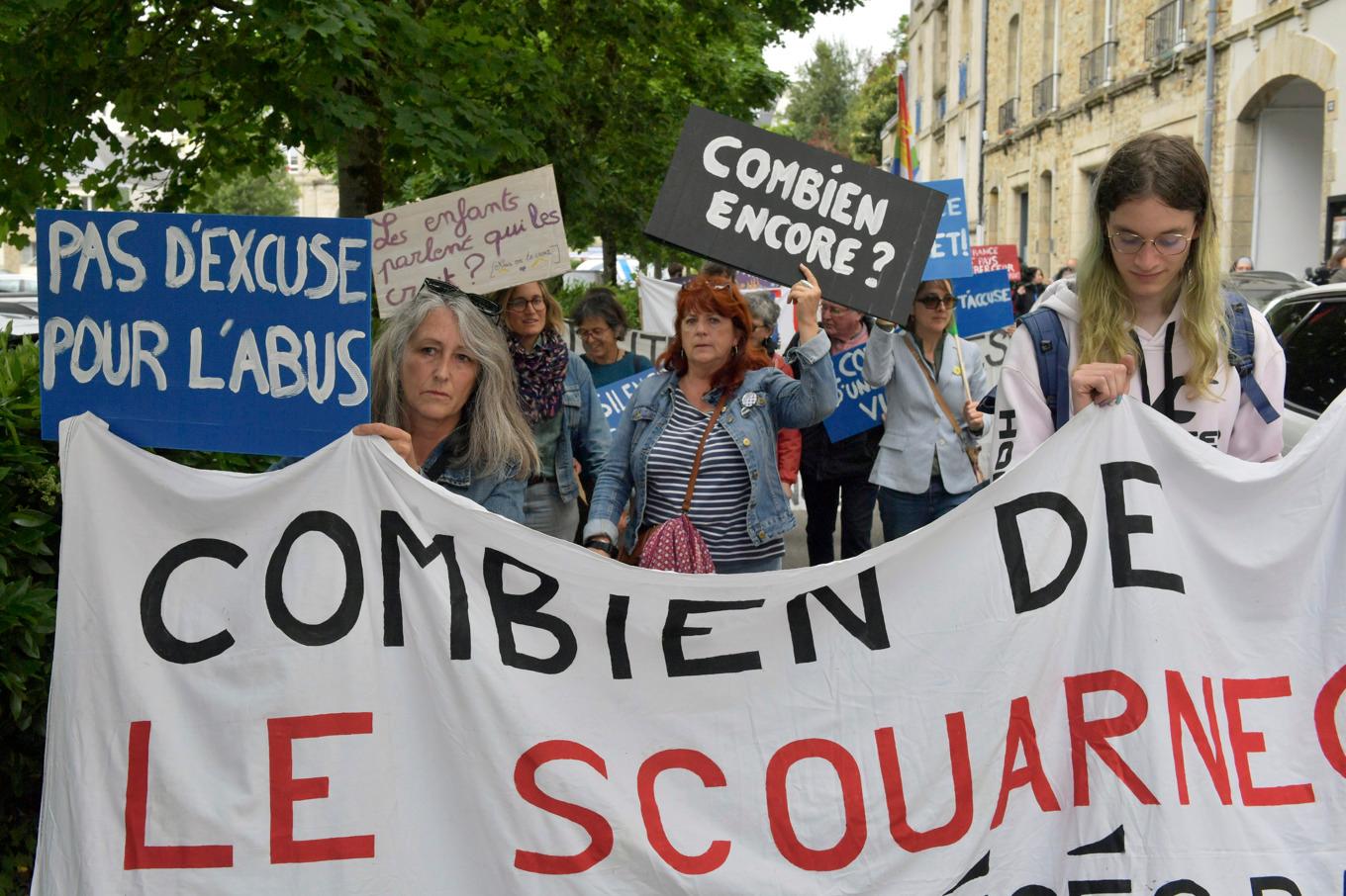 Demonstrationer mot den nu fällde barnsexförbrytaren och läkaren Joël Le Scouarnec i Frankrike, inför att domen meddelades. Foto: Mathieu Pattier/AP/TT